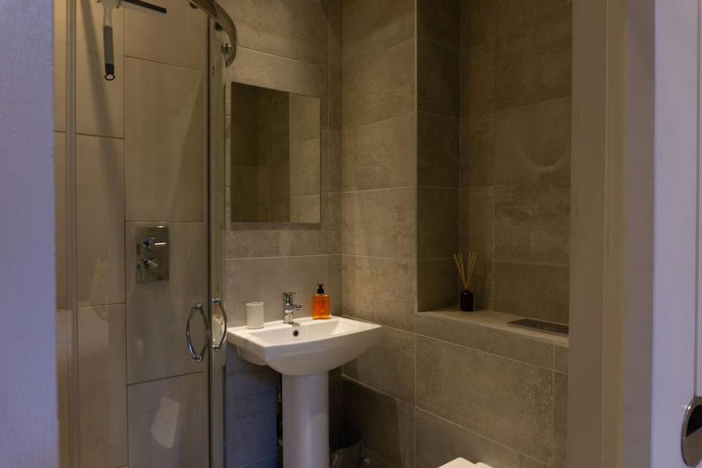 Spacious Apartment In City Centre - Free Parking نوتينغهام المظهر الخارجي الصورة